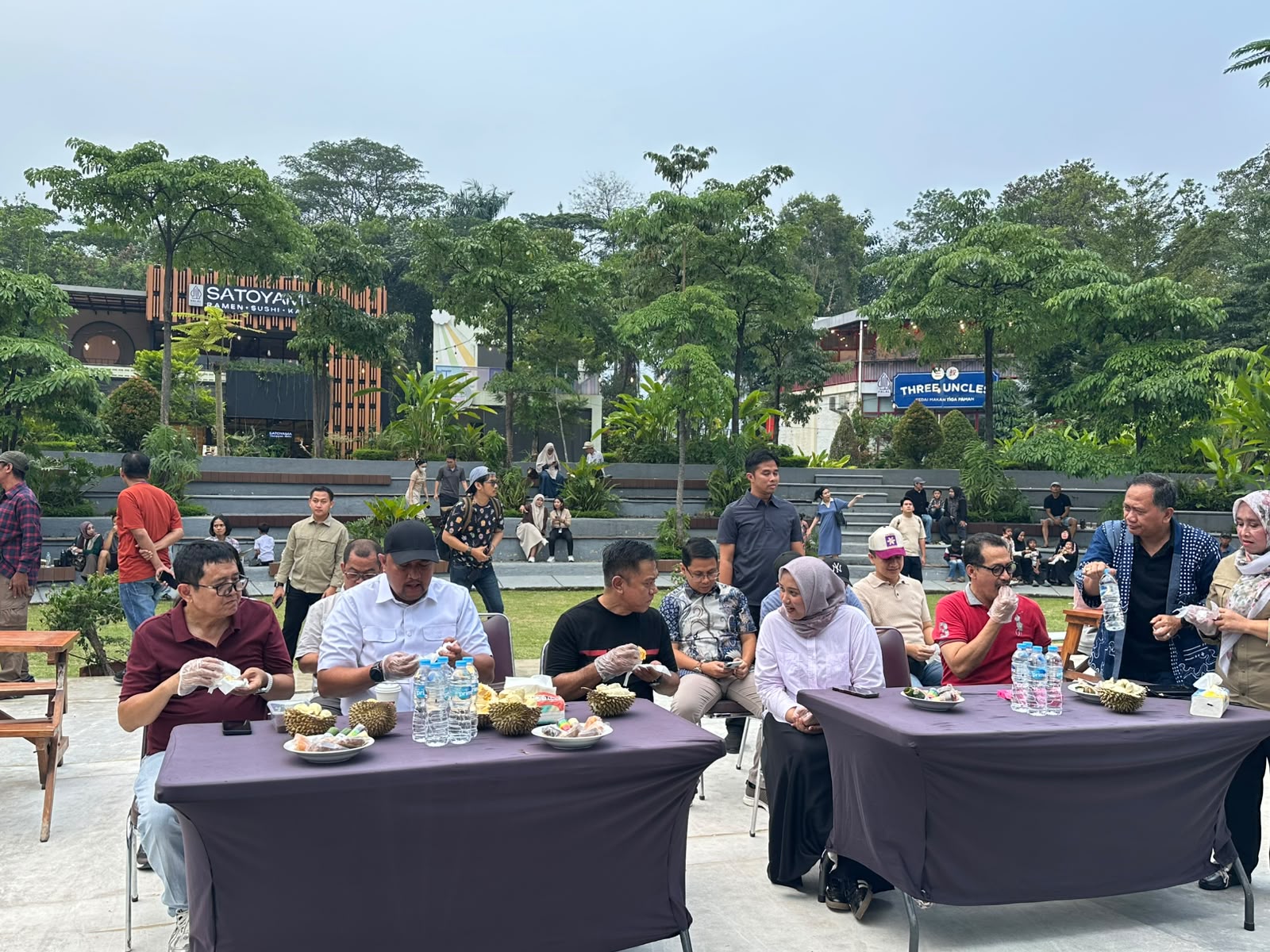 Kebersamaan warga menikmati durian di area terbuka